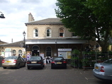 Wikipedia - Kew Gardens railway station