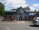Wikipedia - Weybridge railway station